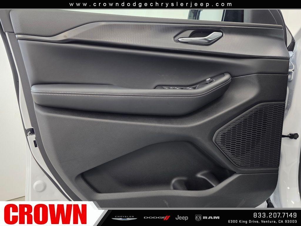 new 2025 Jeep Grand Cherokee car, priced at $42,046