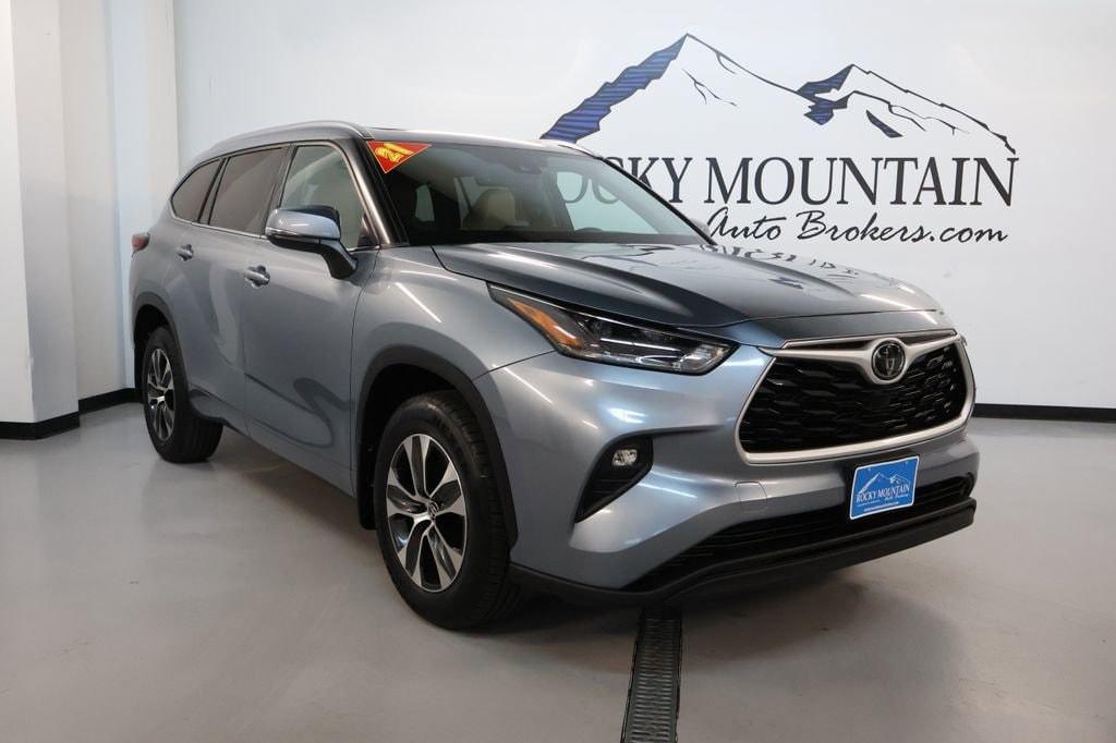 used 2021 Toyota Highlander car, priced at $30,998
