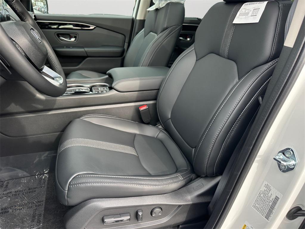 new 2025 Honda Pilot car, priced at $46,755