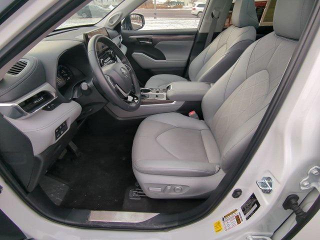 used 2025 Toyota Highlander Hybrid car, priced at $54,900