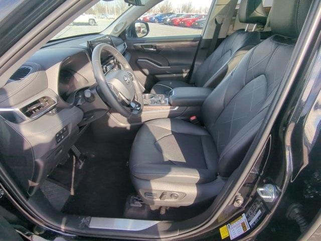 used 2025 Toyota Highlander car, priced at $51,900