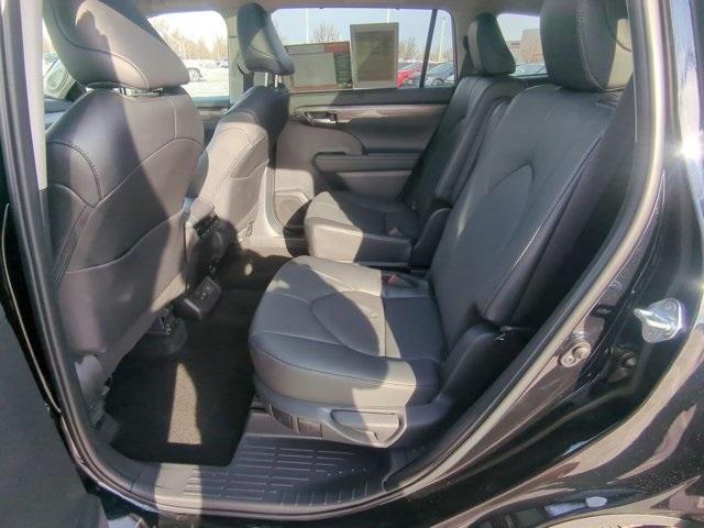 used 2025 Toyota Highlander car, priced at $51,900