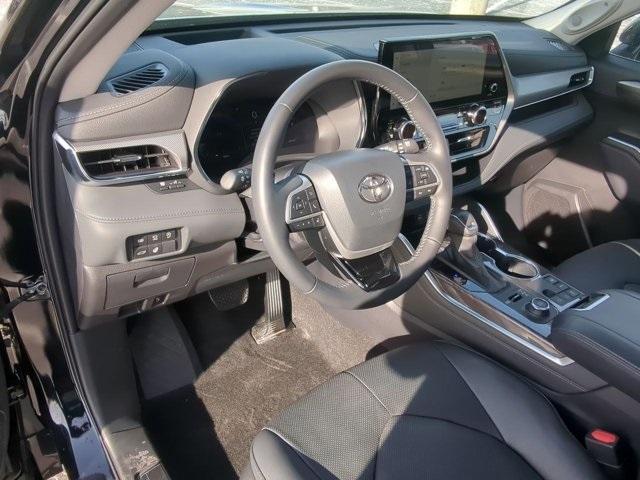 used 2025 Toyota Highlander car, priced at $51,900