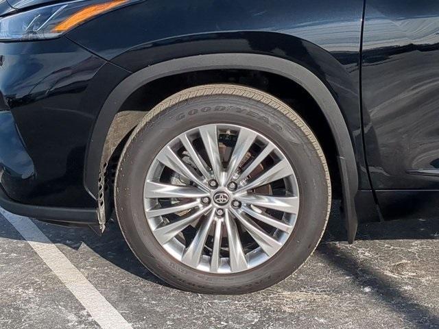 used 2025 Toyota Highlander car, priced at $51,900
