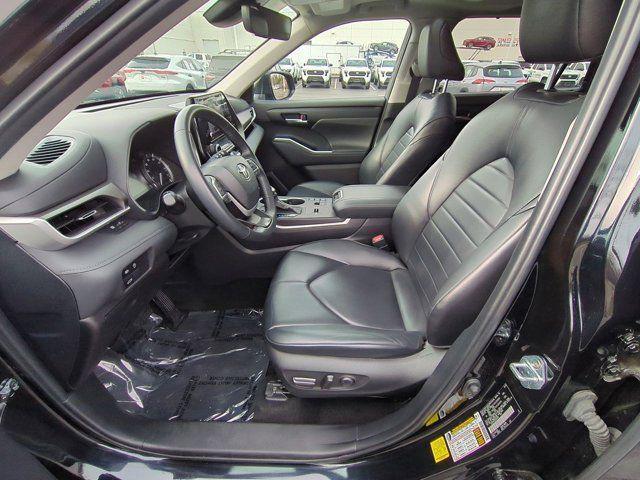 used 2024 Toyota Highlander car, priced at $39,900