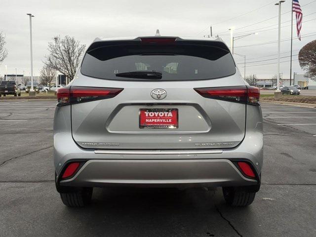 used 2025 Toyota Highlander car, priced at $50,900