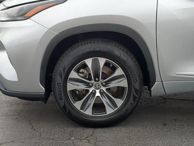 used 2022 Toyota Highlander car, priced at $35,059