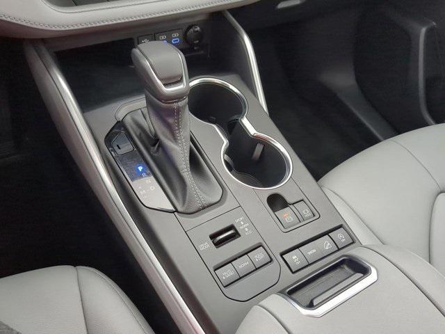 used 2022 Toyota Highlander car, priced at $35,059