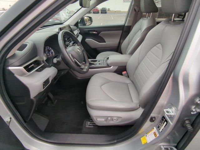 used 2022 Toyota Highlander car, priced at $35,059