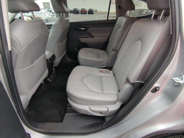 used 2022 Toyota Highlander car, priced at $35,059