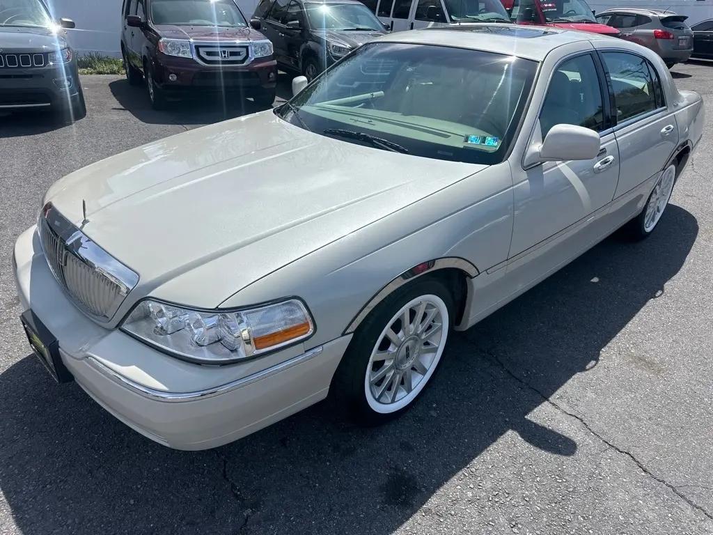 used 2007 Lincoln Town Car car, priced at $13,609