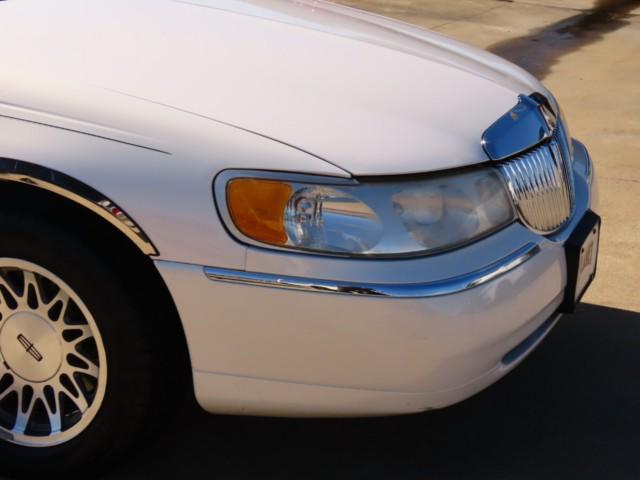 used 2000 Lincoln Town Car car, priced at $12,911