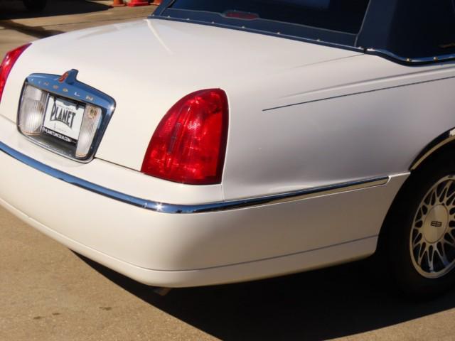 used 2000 Lincoln Town Car car, priced at $12,911