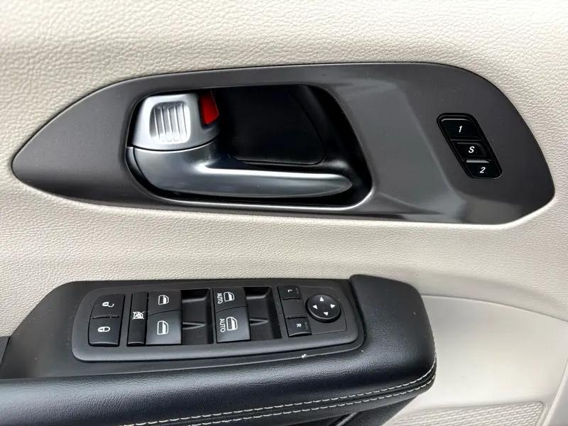 used 2023 Chrysler Pacifica car