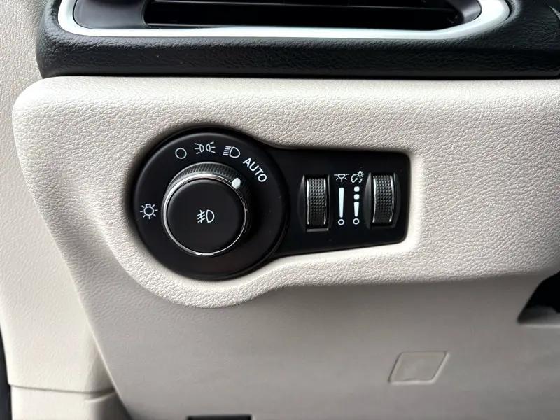 used 2023 Chrysler Pacifica car