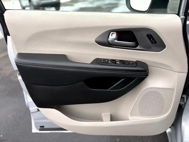 used 2023 Chrysler Pacifica car