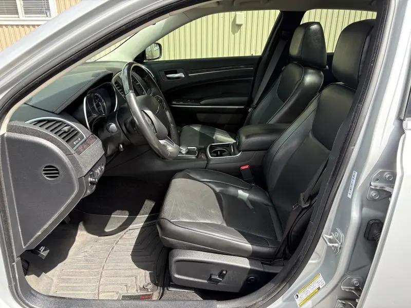 used 2019 Chrysler 300 car