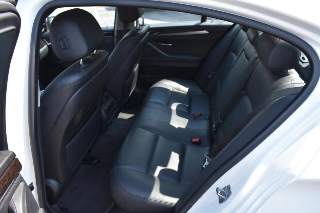 BMW 5 Series view 8