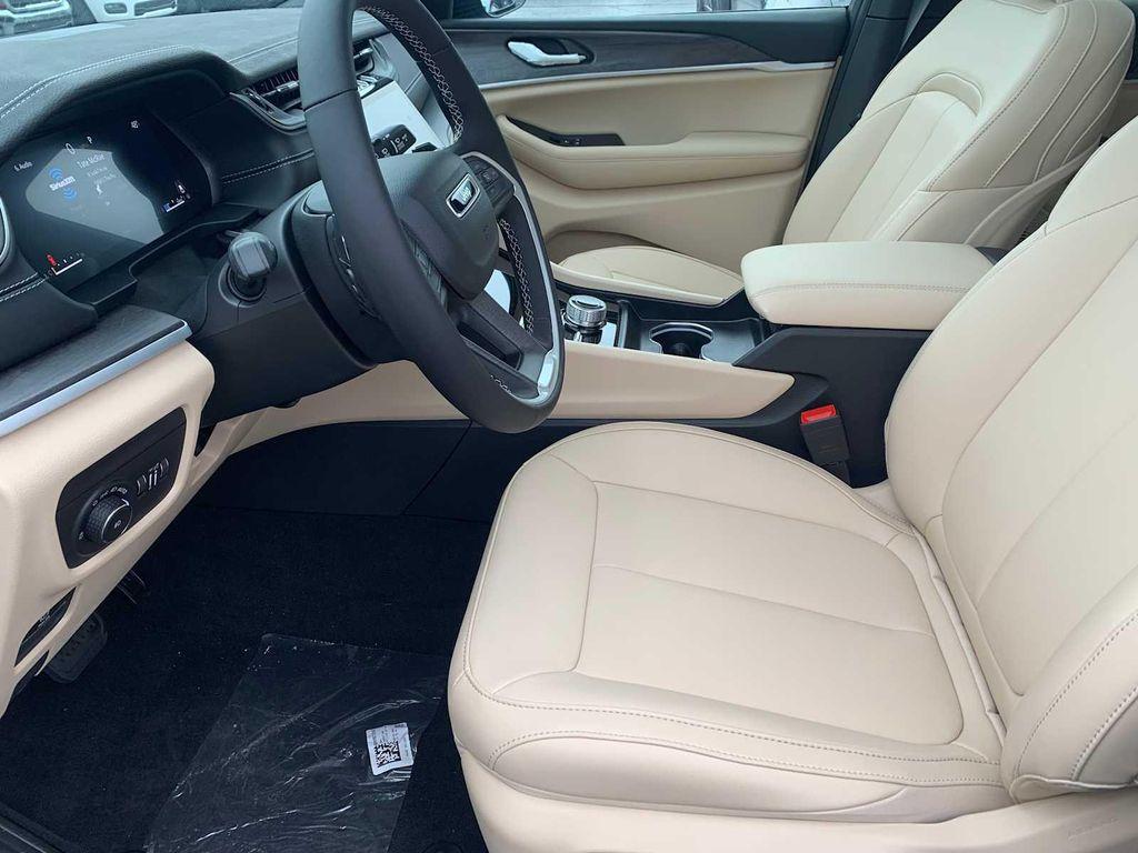 new 2025 Jeep Grand Cherokee car, priced at $48,234