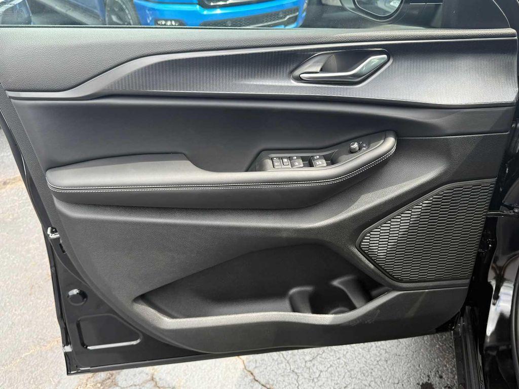 new 2025 Jeep Grand Cherokee car, priced at $42,994