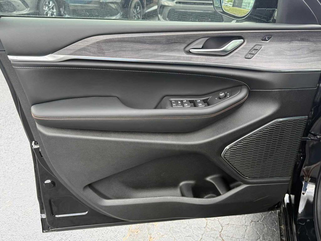 new 2025 Jeep Grand Cherokee car, priced at $60,429