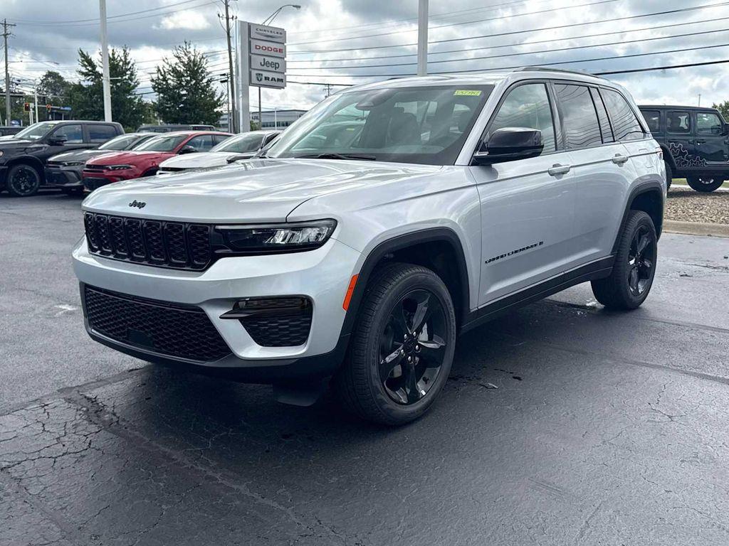 new 2025 Jeep Grand Cherokee car, priced at $48,975