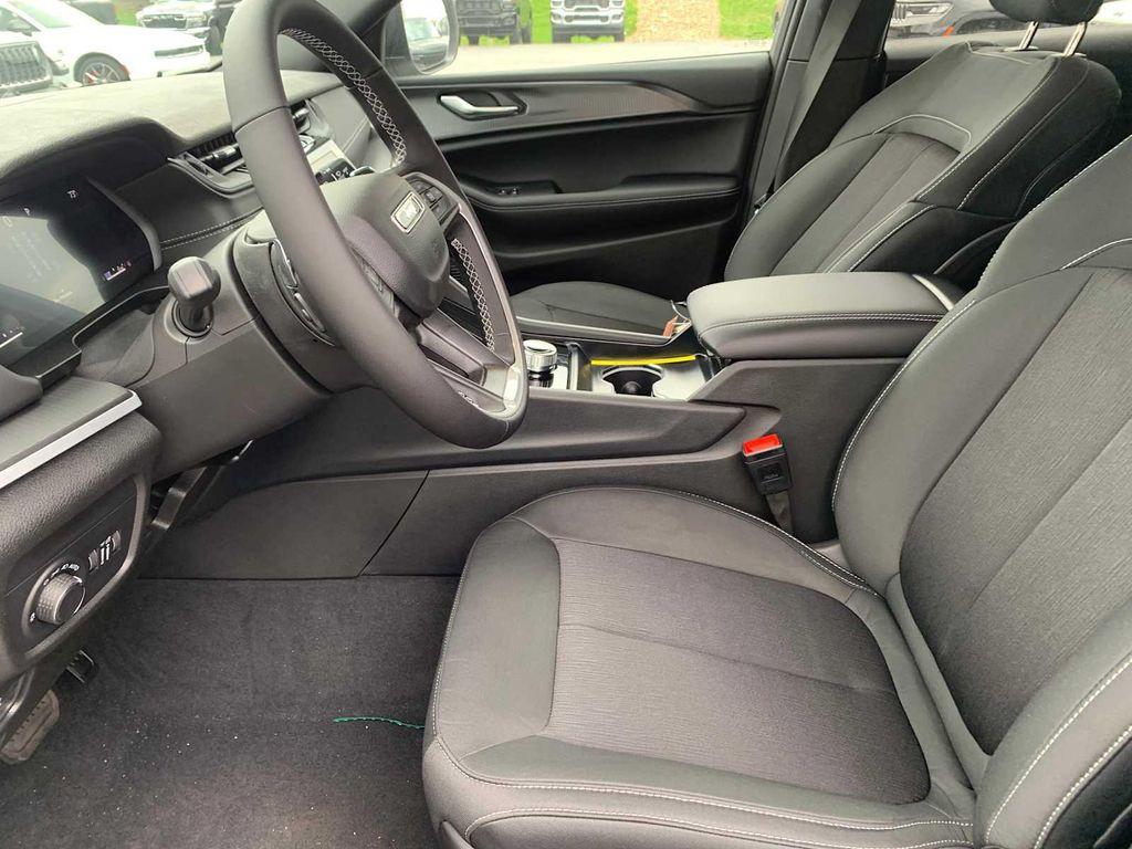 new 2025 Jeep Grand Cherokee car, priced at $40,679