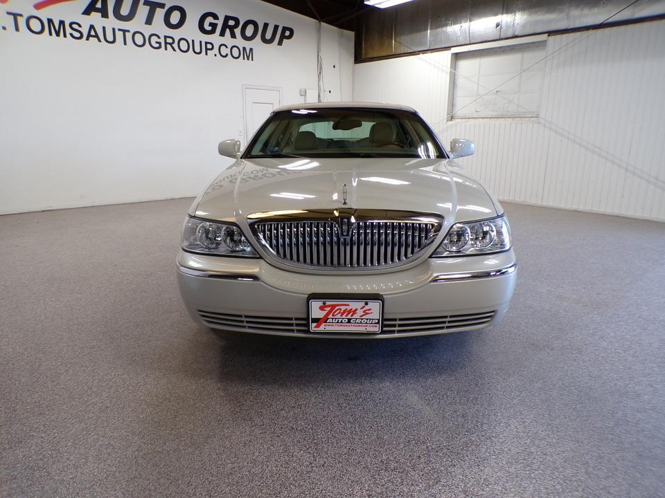 used 2004 Lincoln Town Car car, priced at $8,995