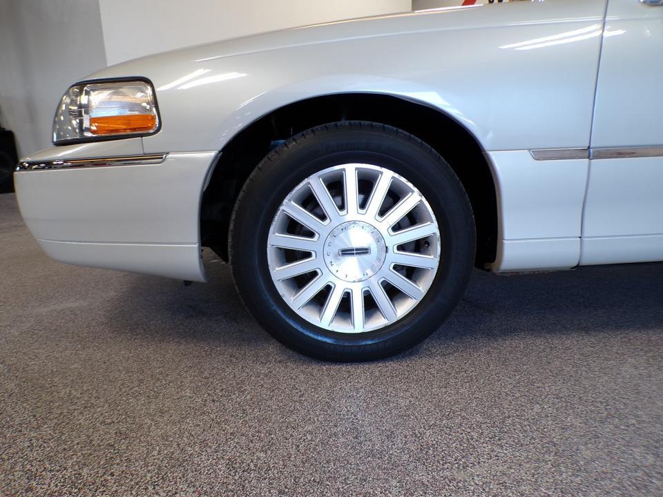 used 2004 Lincoln Town Car car, priced at $8,995
