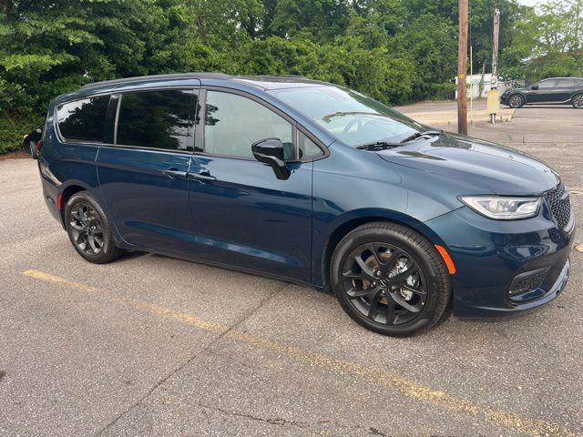 used 2025 Chrysler Pacifica car, priced at $37,500