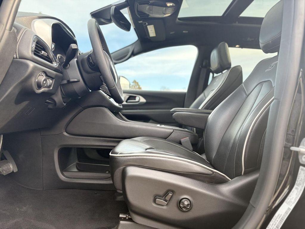 used 2025 Chrysler Pacifica car, priced at $37,500
