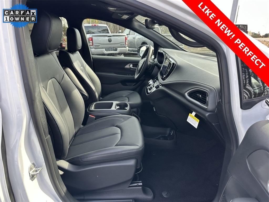 used 2025 Chrysler Pacifica car, priced at $37,495