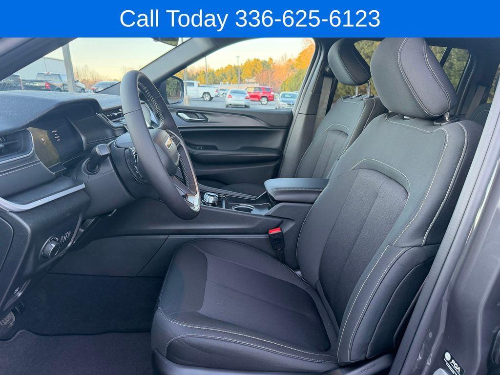 new 2026 Jeep Grand Cherokee car, priced at $40,025