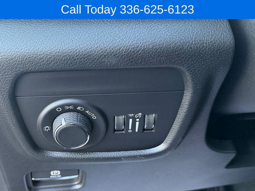 new 2026 Jeep Grand Cherokee car, priced at $40,025