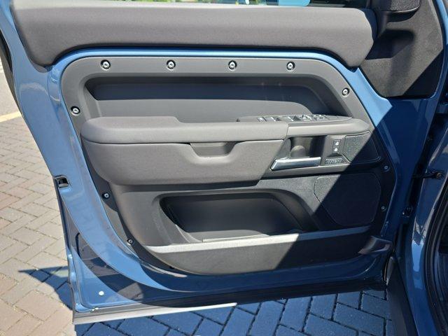 Land Rover Defender view 18