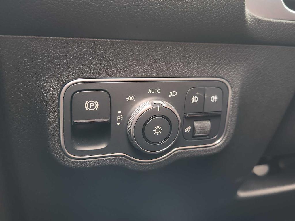 used 2022 Mercedes-Benz GLB 250 car, priced at $25,992