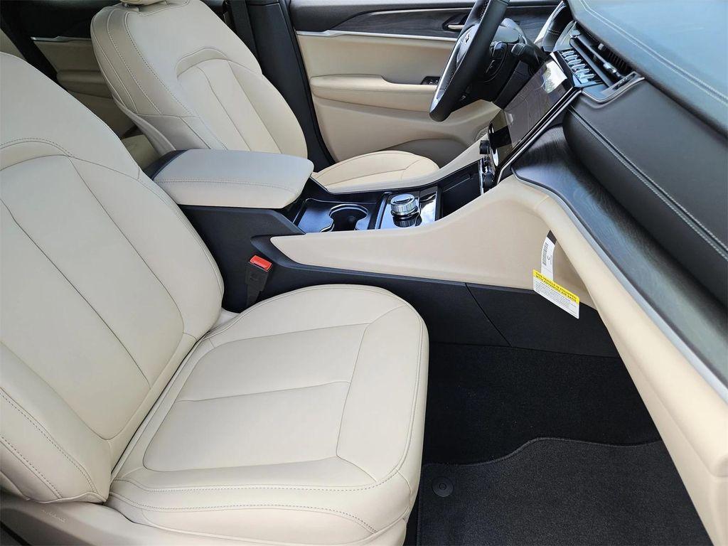 new 2025 Jeep Grand Cherokee car, priced at $39,734