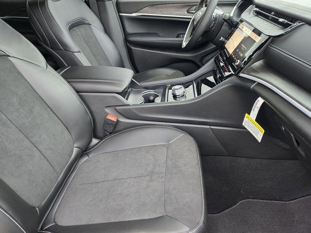 new 2026 Jeep Grand Cherokee car, priced at $40,250