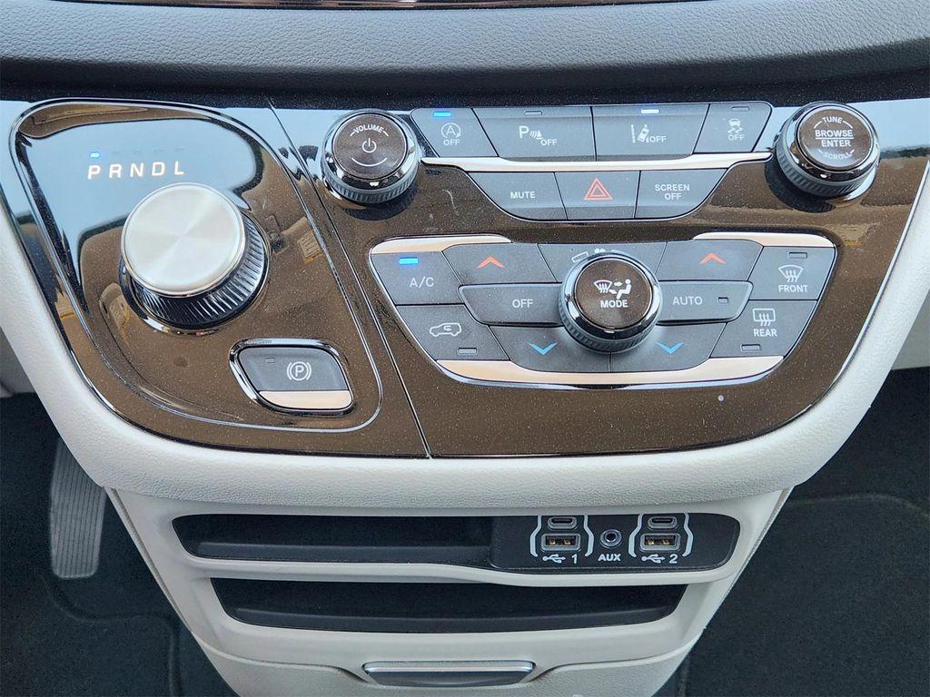 used 2024 Chrysler Pacifica car, priced at $30,362