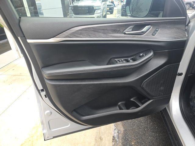 used 2024 Jeep Grand Cherokee car, priced at $37,399