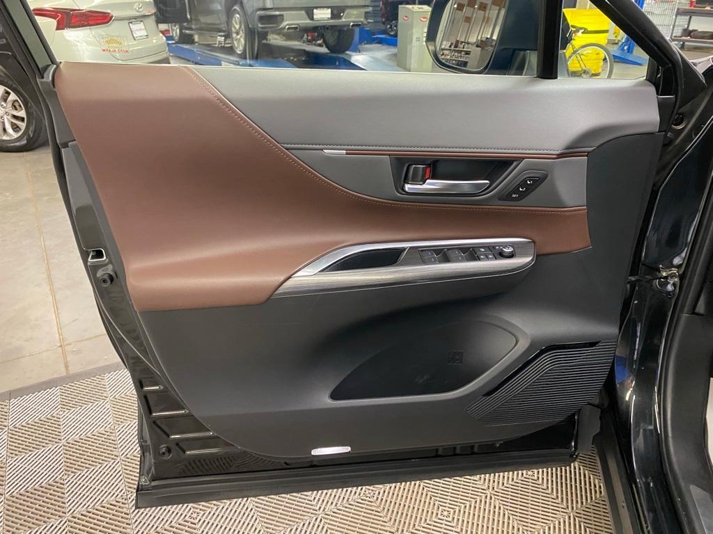 2021 Black Toyota Venza
