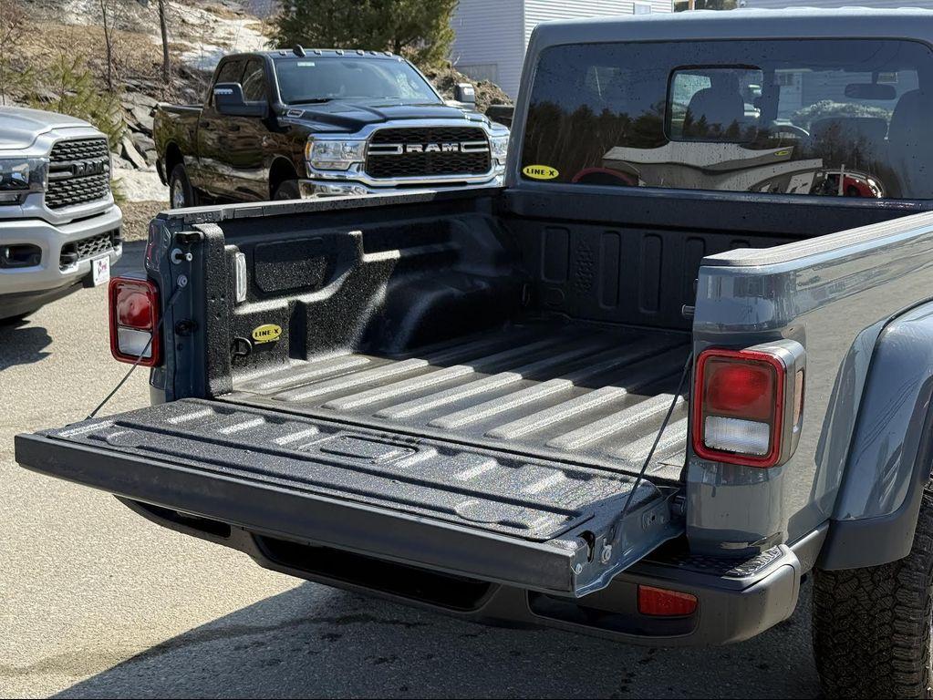 new 2025 Jeep Gladiator car, priced at $44,680