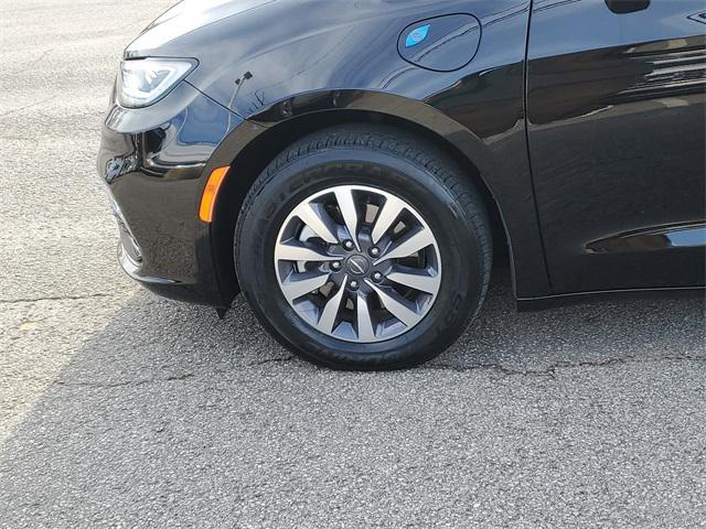 used 2024 Chrysler Pacifica Hybrid car, priced at $25,987