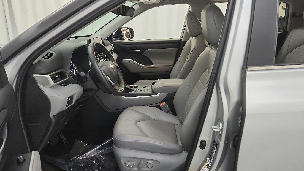 used 2023 Toyota Highlander car, priced at $35,811