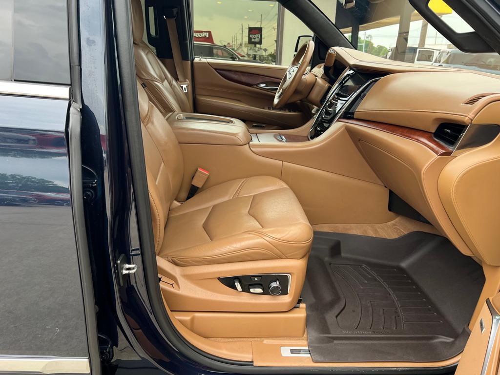 used 2017 Cadillac Escalade ESV car, priced at $28,995