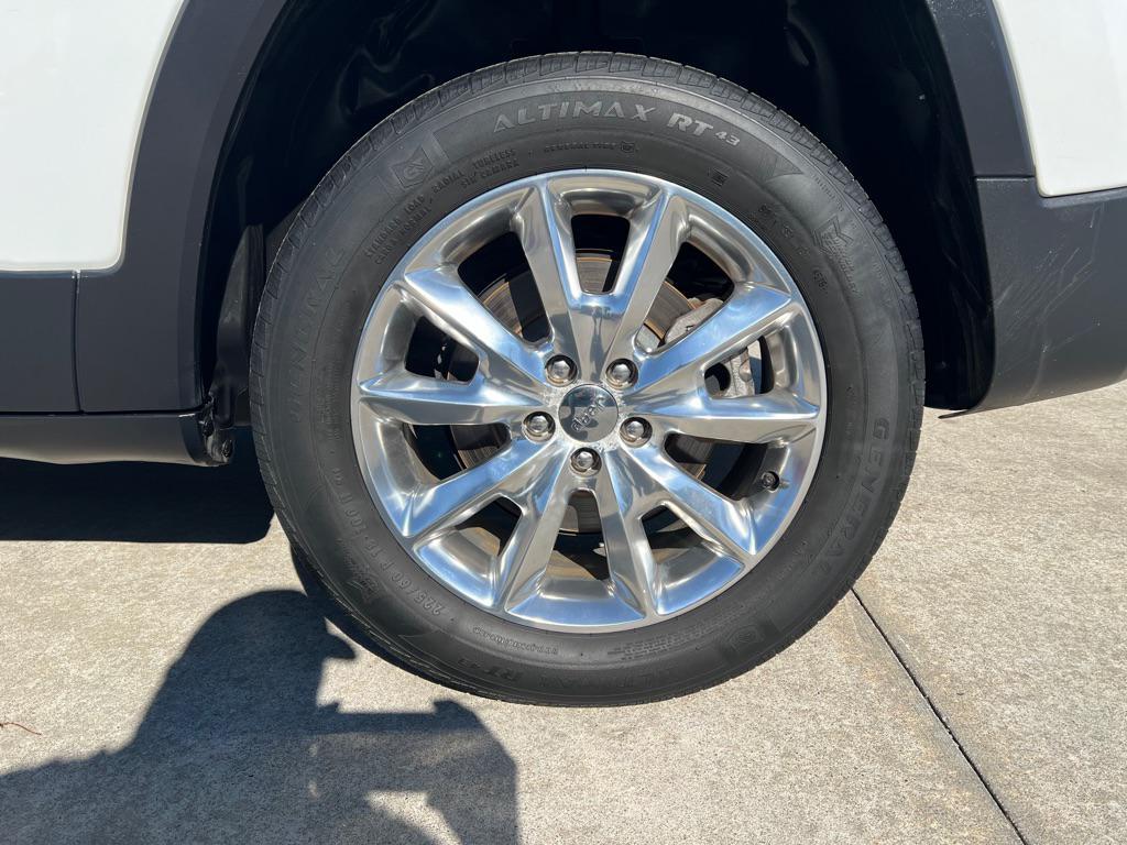 used 2015 Jeep Cherokee car, priced at $11,995