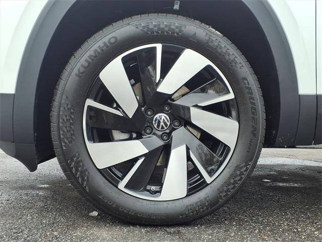 new 2026 Volkswagen Atlas Cross Sport car, priced at $47,802