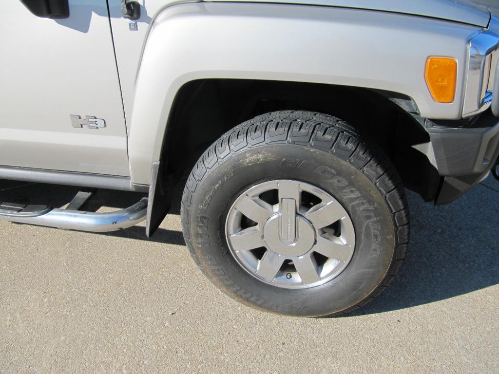 used 2006 Hummer H3 car, priced at $12,900