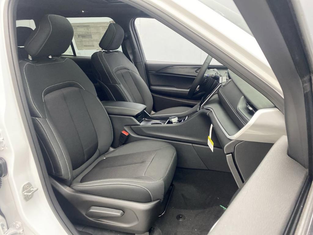 new 2025 Jeep Grand Cherokee car, priced at $41,325