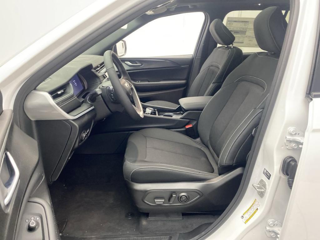 new 2025 Jeep Grand Cherokee car, priced at $41,325